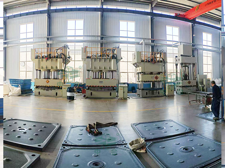 3600噸壓濾機(jī)濾板成型液壓機(jī)現(xiàn)場(chǎng).jpg