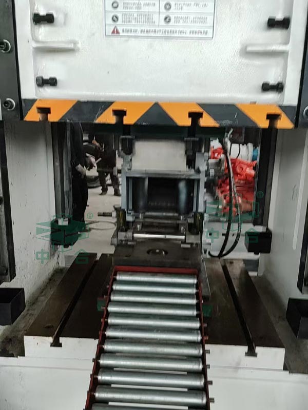 315噸框架式液壓機(jī).jpg